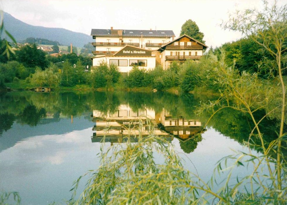 Parkanlage vor Hotel mit See